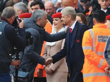 Mourinho y Wenger se saludan durante un United - Arsenal Mourinho y Wenger se saludan durante un United - Arsenal