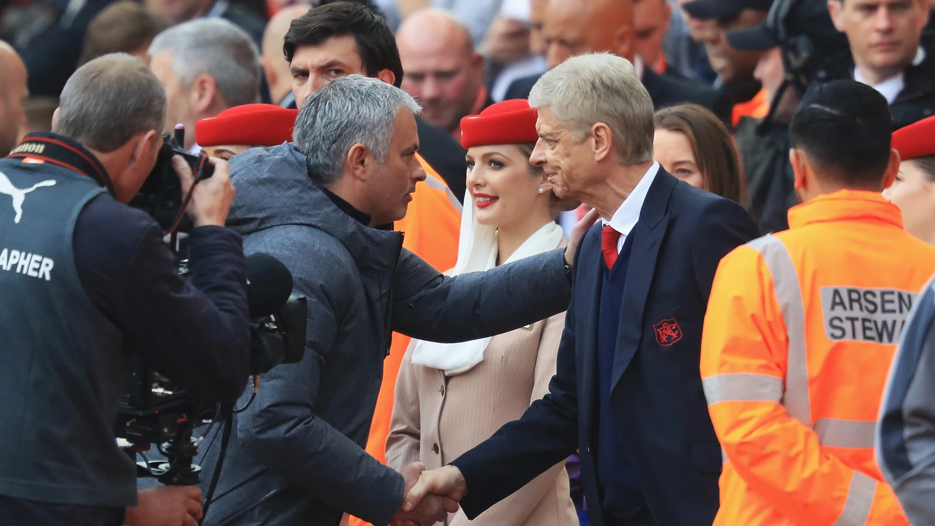 Mourinho y Wenger se saludan durante un United - Arsenal Mourinho y Wenger se saludan durante un United - Arsenal