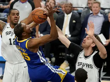 Pau Gasol ante Kevin Durant Pau Gasol ante Kevin Durant