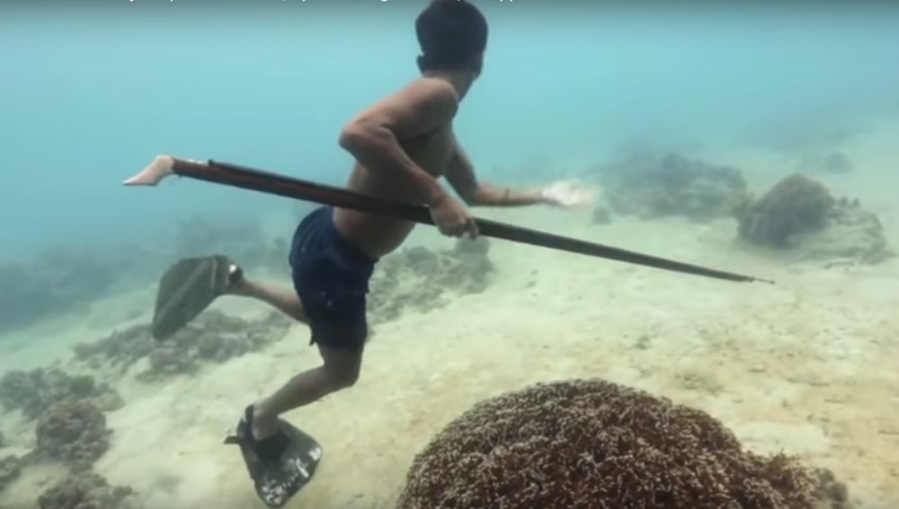 Un Bajau bajo el agua