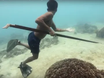 Un Bajau bajo el agua Un Bajau bajo el agua