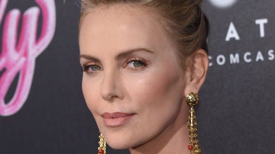 El impactante vídeo de Charlize Theron ('Mad Max') rapándose la cabeza