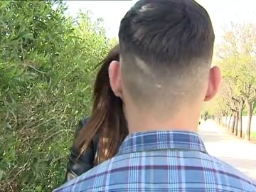 Denuncian a un vigilante de una caseta de la Feria de Sevilla por una agresión homófoba a un joven: "Aquí no entra un puto maricón" Denuncian a un vigilante de una caseta de la Feria de Sevilla por una agresión homófoba a un joven: "Aquí no entra un puto maricón"