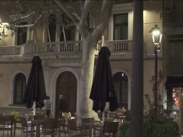 Sant Cugat del Vallès presenta un nuevo modelo de farola que parpadea si se detecta un exceso de ruido en bares y terrazas Sant Cugat del Vallès presenta un nuevo modelo de farola que parpadea si se detecta un exceso de ruido en bares y terrazas