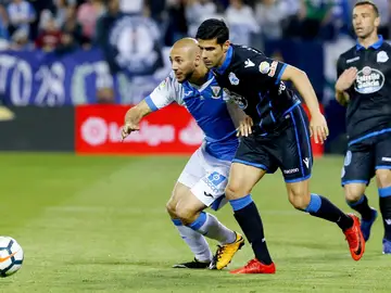 Amrabat y Juanfran pugnan por la posesión del balón Amrabat y Juanfran pugnan por la posesión del balón