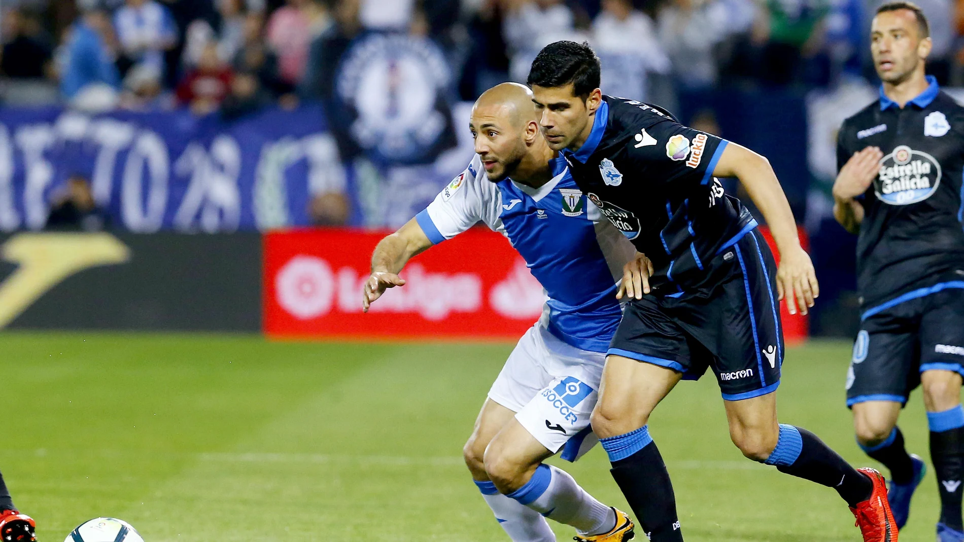 Amrabat y Juanfran pugnan por la posesión del balón Amrabat y Juanfran pugnan por la posesión del balón