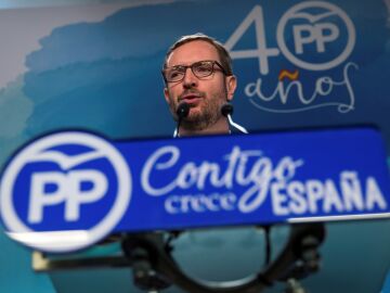 El vicesecretario del Partido Popular del País Vasco, Javier Maroto, durante la rueda de prensa que ha ofrecido esta mañana en la sede popular de la calle Génova en Madrid. 