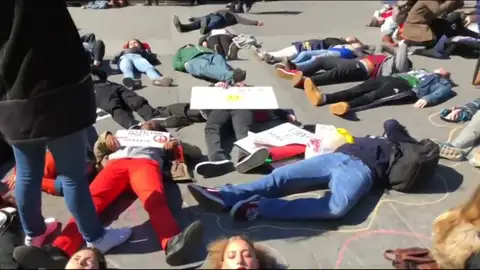 En Estados Unidos miles de estudiantes reclaman leyes más estrictas para controlar la venta de armas En Estados Unidos miles de estudiantes reclaman leyes más estrictas para controlar la venta de armas