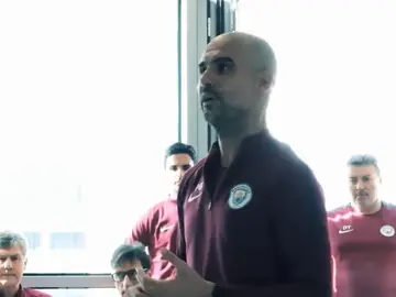 Guardiola habla con sus jugadores en el vestuario Guardiola habla con sus jugadores en el vestuario