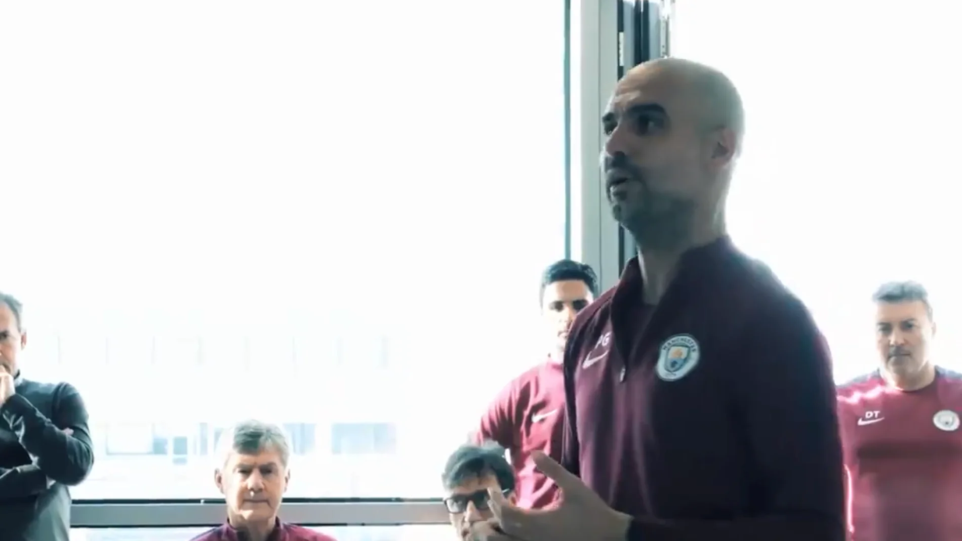 Guardiola habla con sus jugadores en el vestuario Guardiola habla con sus jugadores en el vestuario