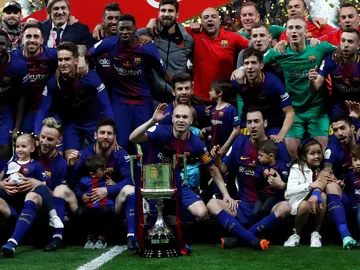 Los jugadores del Barcelona celebran su triunfo en la Copa del Rey Los jugadores del Barcelona celebran su triunfo en la Copa del Rey