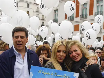 El padre de Diana Quer acompañado de su hija Valeria y su exmujer El padre de Diana Quer acompañado de su hija Valeria y su exmujer