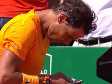 Nadal mira a su móvil tras ganar a Dimitrov Nadal mira a su móvil tras ganar a Dimitrov