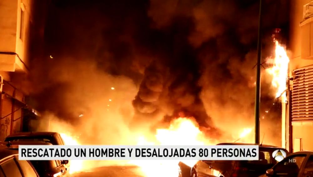 Al menos 70 desalojados en Palma de Mallorca por un incendio originado en un contenedor que provoca llamas de hasta 12 metros