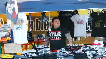 Puesto de merchandising en el festival por el cumpleaños de Hitler Puesto de merchandising en el festival por el cumpleaños de Hitler