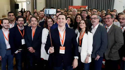 Albert Rivera posa con parte de Ciudadanos Albert Rivera posa con parte de Ciudadanos