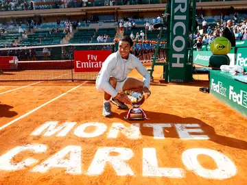 Nadal, con su 11º trofeo de campeón de Montecarlo Nadal, con su 11º trofeo de campeón de Montecarlo