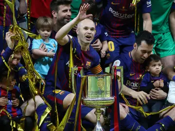 Iniesta, con el trofeo de campeón de la Copa del Rey Iniesta, con el trofeo de campeón de la Copa del Rey