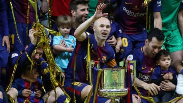 Iniesta, con el trofeo de campeón de la Copa del Rey