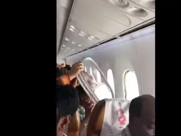 Una ventanilla se desprende de un avión en la India Una ventanilla se desprende de un avión en la India