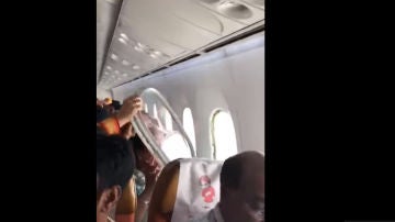 Una ventanilla se desprende de un avión en la India