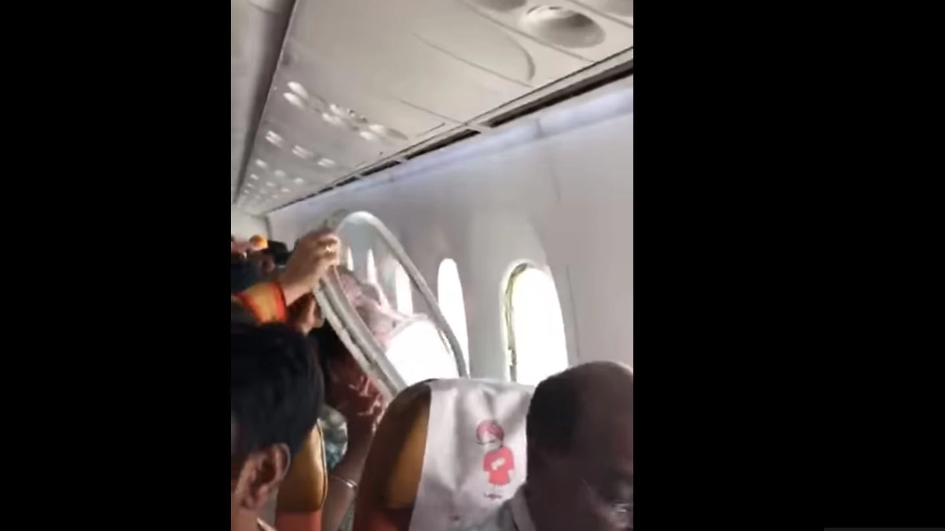 Una ventanilla se desprende de un avión en la India Una ventanilla se desprende de un avión en la India