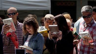 Riadas humanas invaden las calles de Cataluña en Sant Jordi pese a la aplicación del 155