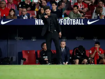 Simeone, en la banda del Metropolitano contra el Betis Simeone, en la banda del Metropolitano contra el Betis