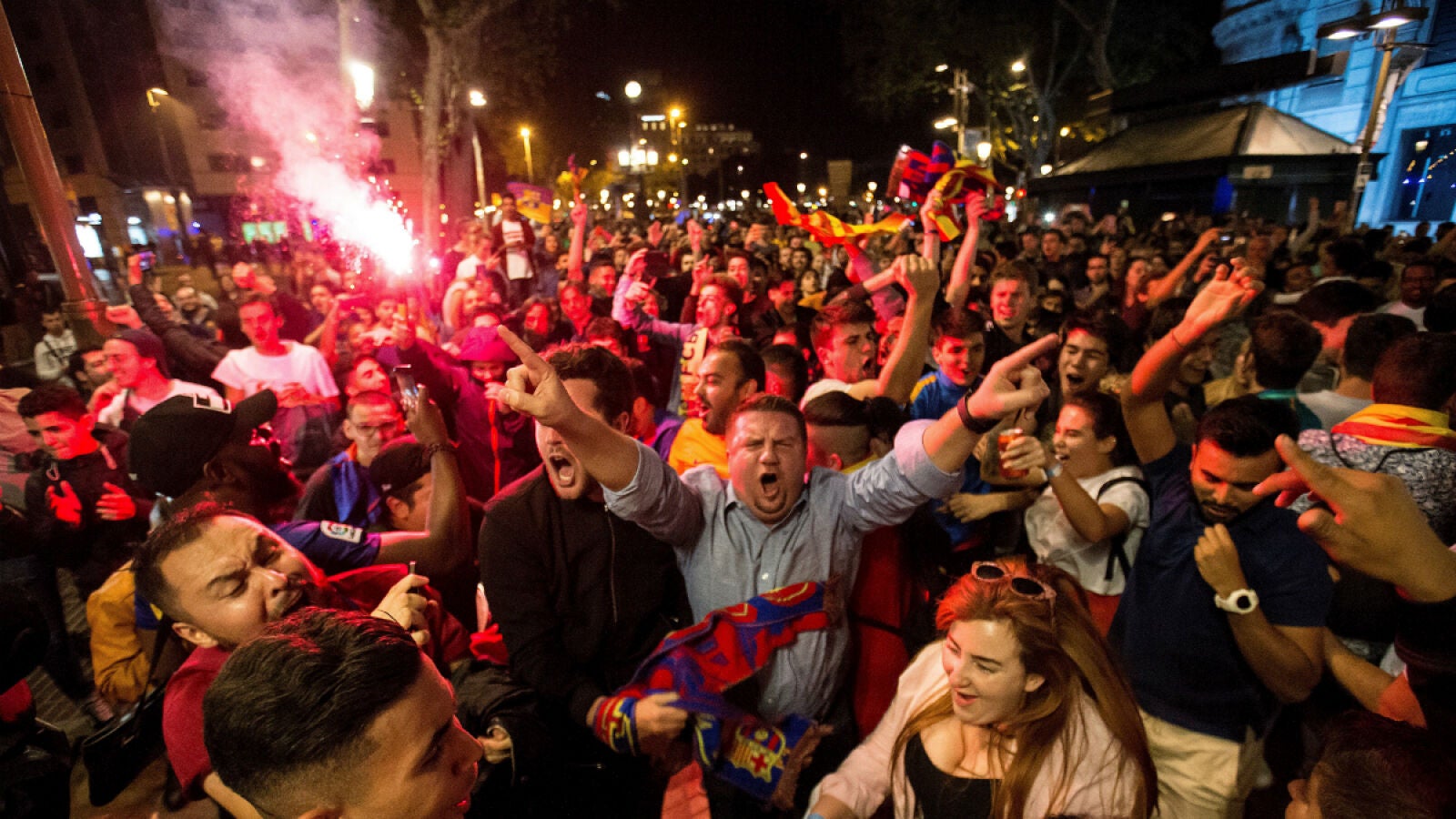 Miles de aficionados del Barcelona se congregan en Canaletas para celebrar la Copa del Rey