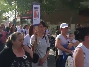 Un centenar de personas se manifiestan en Sabadell para que se siga buscando a Caroline del Valle Un centenar de personas se manifiestan en Sabadell para que se siga buscando a Caroline del Valle