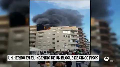 Un aparatoso incendio en un ático de una vivienda en Calafell deja importantes daños materiales Un aparatoso incendio en un ático de una vivienda en Calafell deja importantes daños materiales