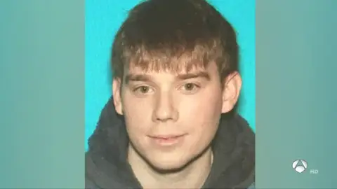 Un hombre desnudo y armado con un fusil mata a tres personas en un restaurante de Tennessee Un hombre desnudo y armado con un fusil mata a tres personas en un restaurante de Tennessee