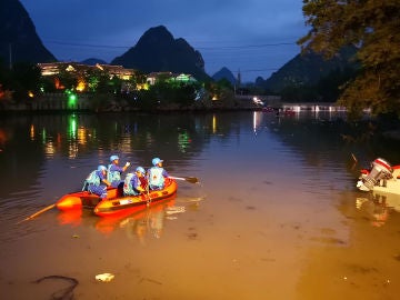Labores de rescate en un río chino tras el choque de dos Barcos Dragón