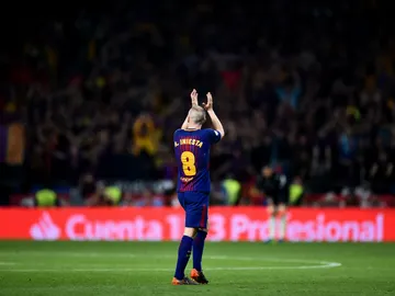 Iniesta aplaude a la grada Iniesta aplaude a la grada