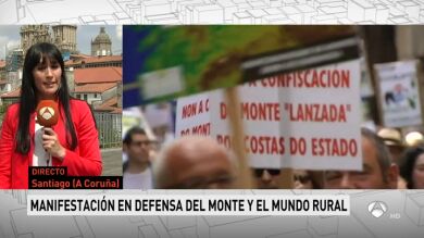 Un millar de personas recorren Santiago para protestar contra la 