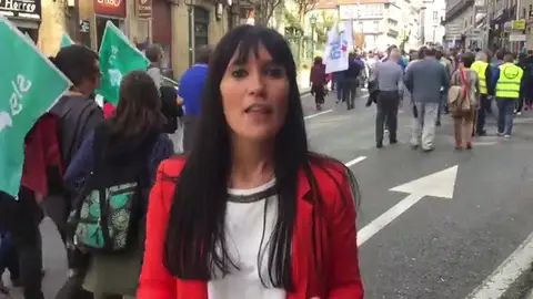 Cientos de personas protestan en Santiago de Compostela contra la "privatización" que según dicen contempla el futuro plan forestal Cientos de personas protestan en Santiago de Compostela contra la "privatización" que según dicen contempla el futuro plan forestal