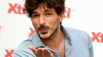 Andrés Velencoso lanzando un beso Andrés Velencoso lanzando un beso