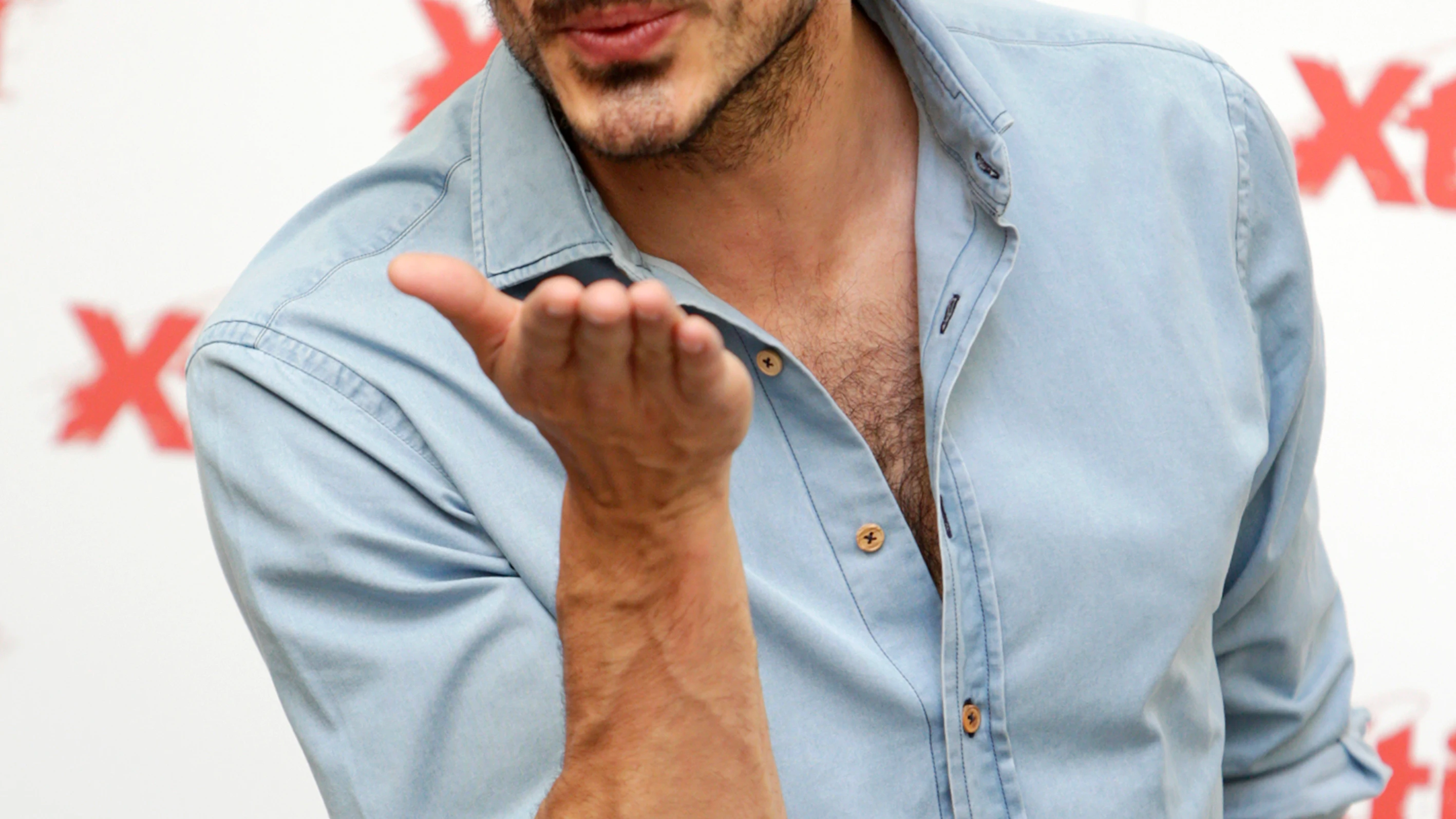 Andrés Velencoso lanzando un beso Andrés Velencoso lanzando un beso
