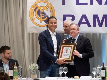 Florentino Pérez y Keylor Navas, en una peña madridista