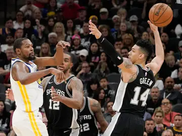 Danny Green y LaMarcus Aldridge, en acción ante Kevin Durant Danny Green y LaMarcus Aldridge, en acción ante Kevin Durant