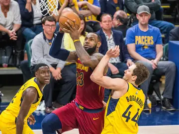LeBron James anota ante la defensa de los Pacers LeBron James anota ante la defensa de los Pacers