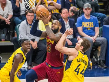 LeBron James anota ante la defensa de los Pacers LeBron James anota ante la defensa de los Pacers