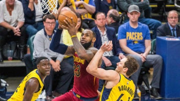 LeBron James anota ante la defensa de los Pacers