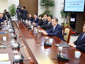  El presidente surcoreano, Moon Jae-in durante una reunión con sus secretarios superiores