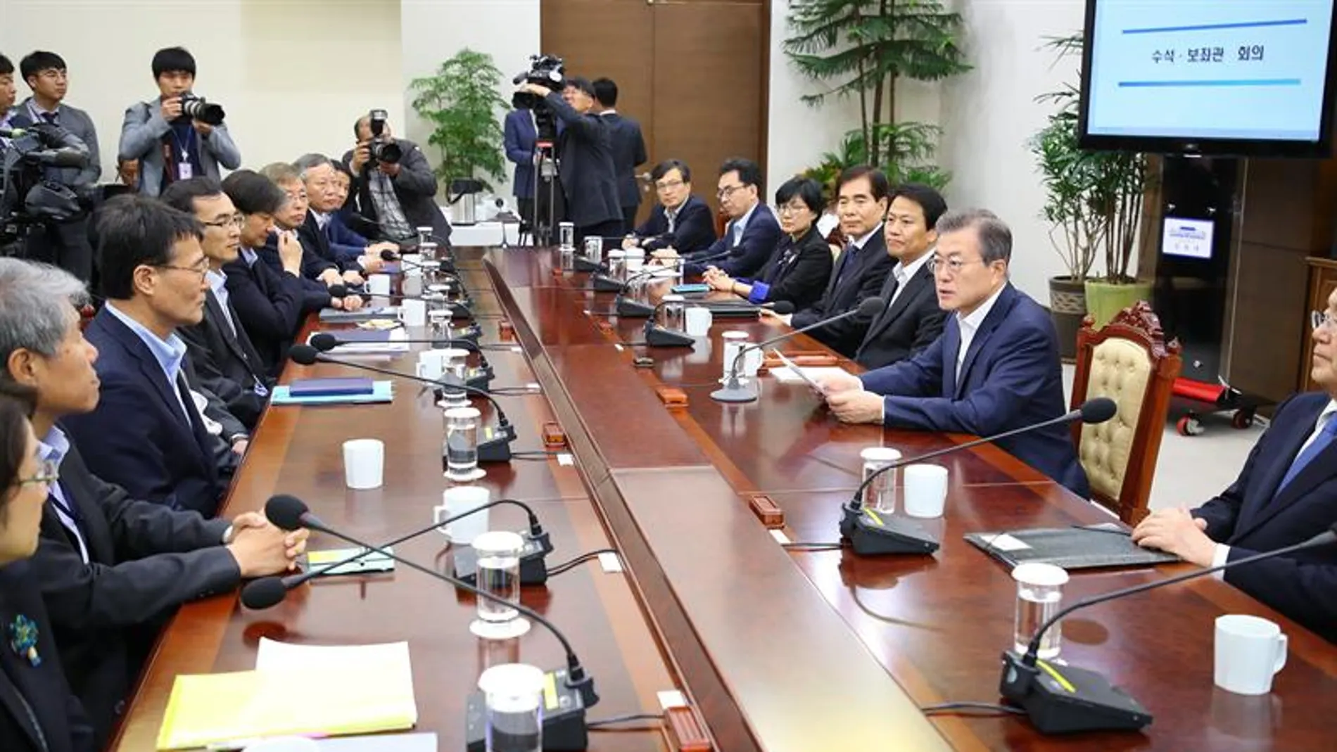 El presidente surcoreano, Moon Jae-in durante una reunión con sus secretarios superiores El presidente surcoreano, Moon Jae-in durante una reunión con sus secretarios superiores