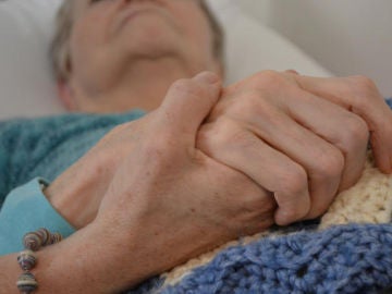Una persona mayor en un hospital