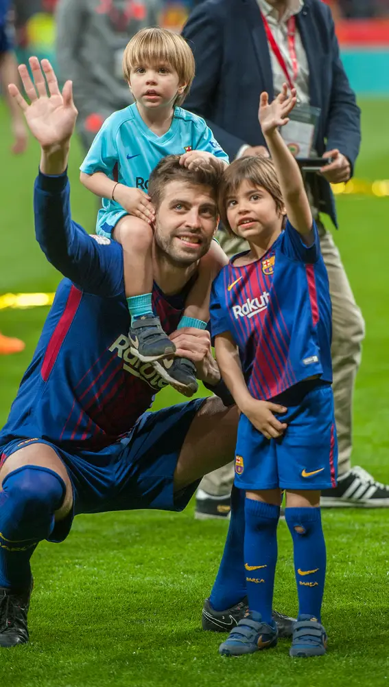 Piqué junto a sus hijos tras ganar la Copa del Rey 