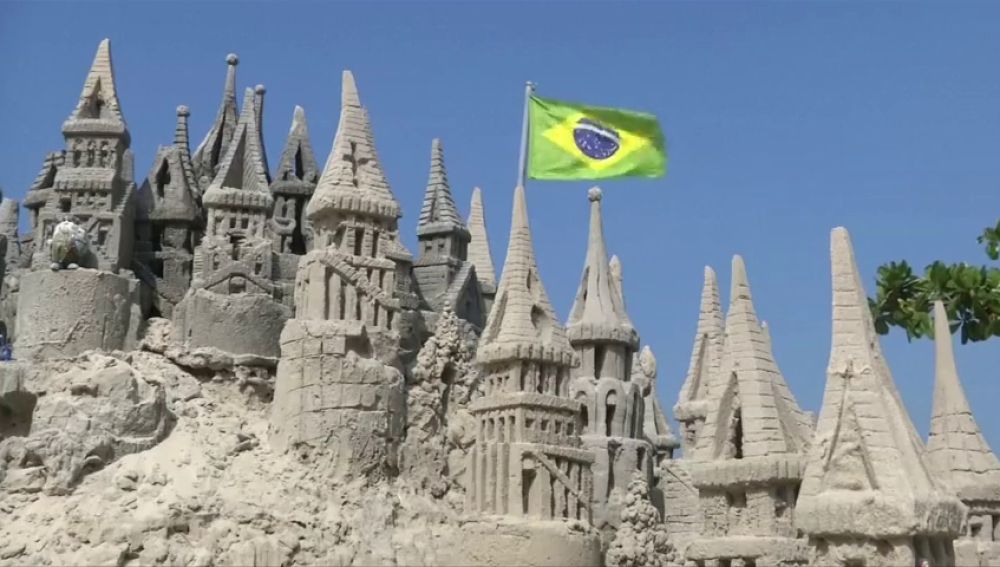 Vive en el interior de un castillo de arena gigante en una playa de Río de Janeiro 