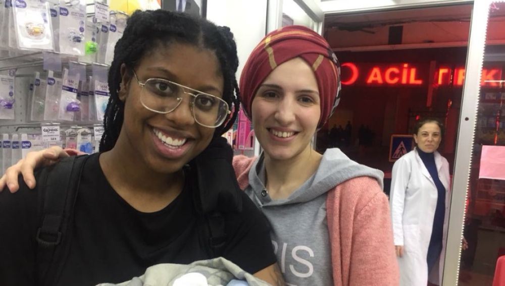 Una joven da a luz en un hotel siguiendo un tutorial de Youtube