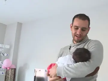 Imagen de archivo de un padre con un bebé Imagen de archivo de un padre con un bebé